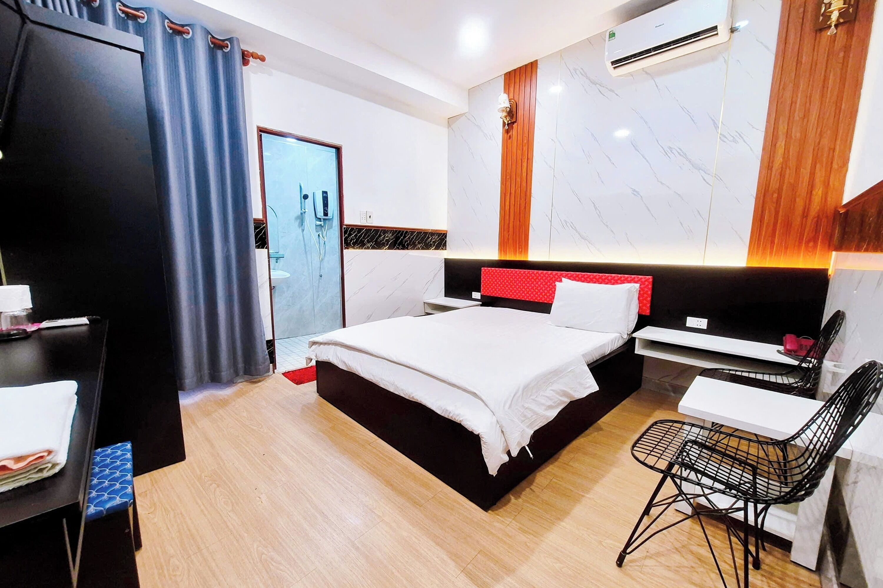 Deluxe Room | Desk, iron/ironing board (on request), free WiFi, bed sheets