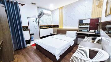 Deluxe Room | Desk, iron/ironing board (on request), free WiFi, bed sheets