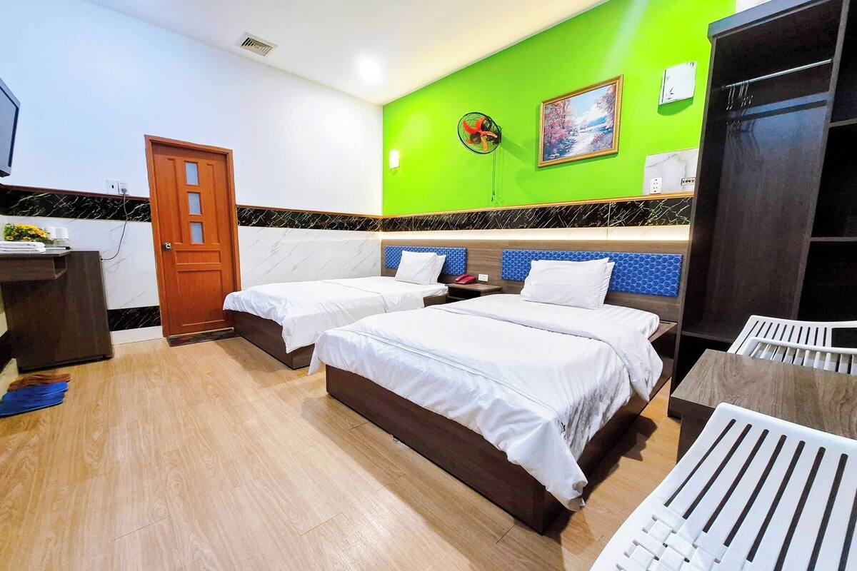 Kamar Keluarga | Meja kerja, setrika/meja setrika, Wi-Fi gratis, dan seprai linen