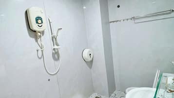 Dusche, Regendusche, kostenlose Toilettenartikel, Haartrockner