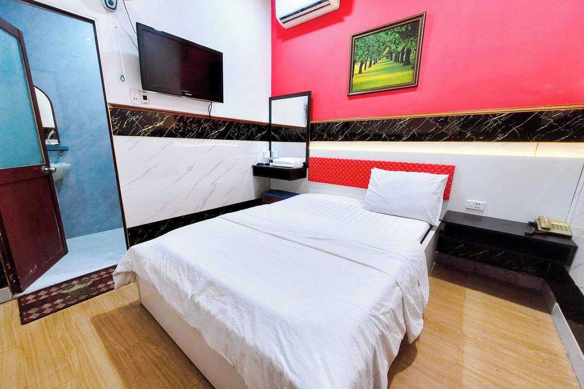 Kamar Deluks | Meja kerja, setrika/meja setrika, Wi-Fi gratis, dan seprai linen