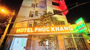 A hotel sign with the name 'HOTEL PHU C KHANG' and a neon sign advertising a 25% discount. - Phuc Khang Airport Hotel (Ho Chi Minh City)