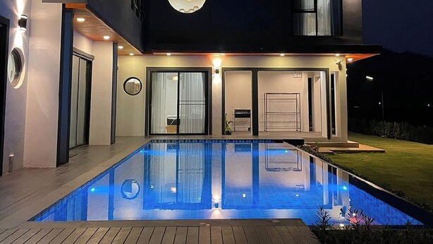A modern two-story house with a swimming pool, large windows, and a circular skylight. - Chacha Tyme Pool Villa Khaoyai (Pak Chong)