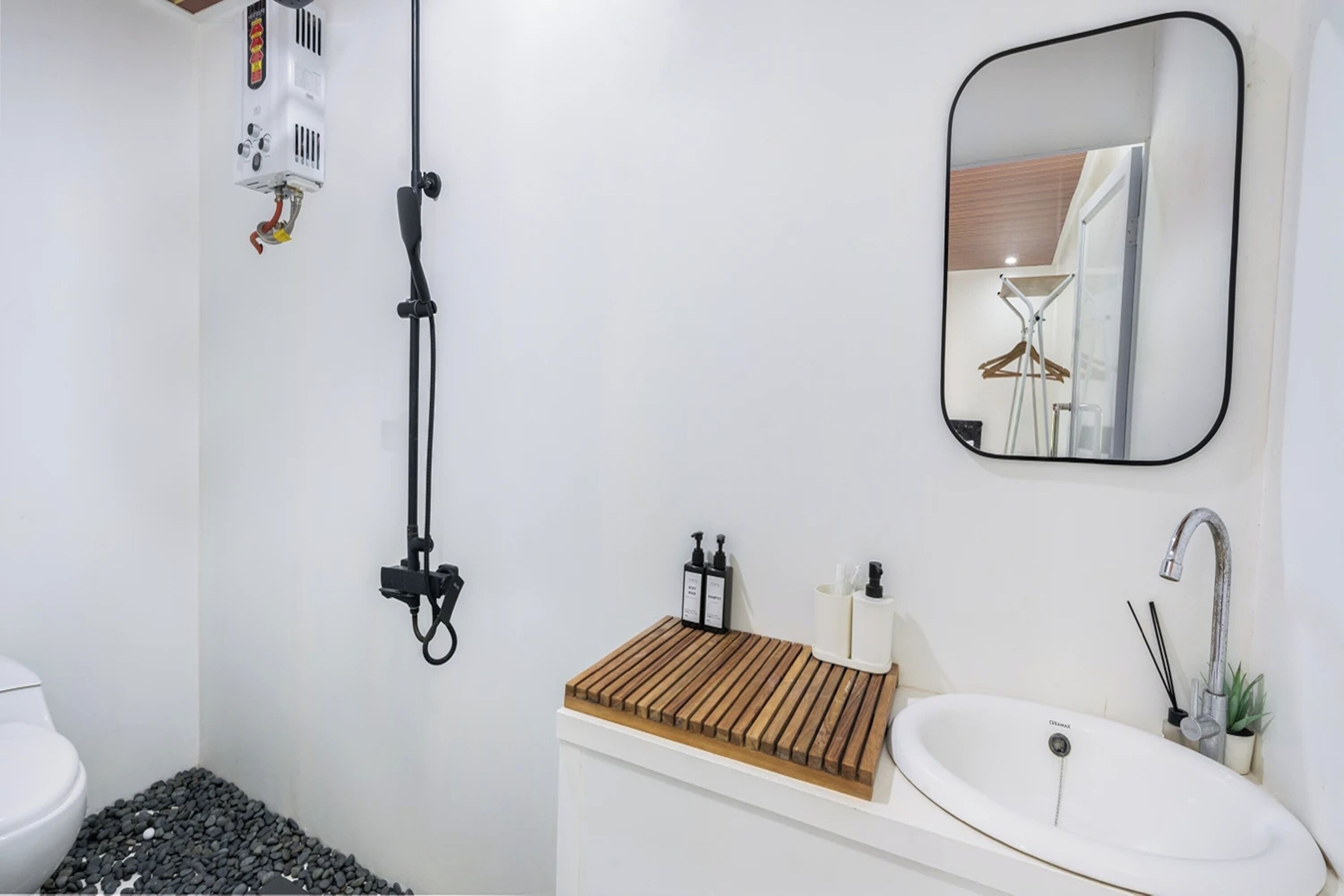 Villa | Salle de bain | Douche, douche à « effet pluie », articles de toilette gratuits