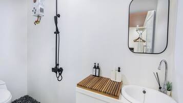 Villa | Salle de bain | Douche, douche à « effet pluie », articles de toilette gratuits