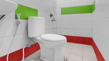 Habitación Deluxe con 2 camas individuales | Baño | Ducha y toallas