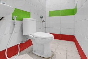 Deluxe-Zweibettzimmer | Badezimmer | Dusche, Handtücher
