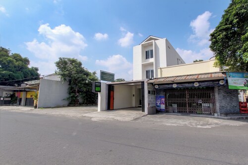 Hotel O near Taman Sriwedari formerly In