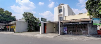 Hotel O near Taman Sriwedari formerly In