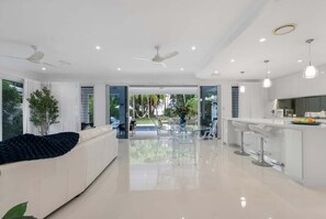 Interior - Belle Escapes Oceanfront Manor (Kewarra Beach)