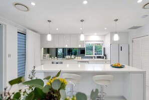 Fridge, microwave, oven, stovetop - Belle Escapes Oceanfront Manor (Kewarra Beach)