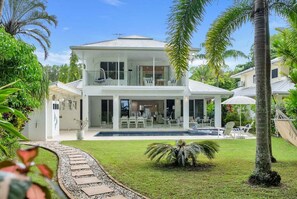 Exterior - Belle Escapes Oceanfront Manor (Kewarra Beach)