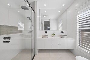 Towels, soap, shampoo, toilet paper - Huntlee Hideaway | 5BR Stay at Hunter Region (North Rothbury)