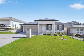 Exterior - Huntlee Hideaway | 5BR Stay at Hunter Region (North Rothbury)