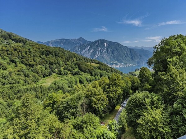 Un paysage montagneux, caractérisé par une végétation luxuriante et une route sinueuse.