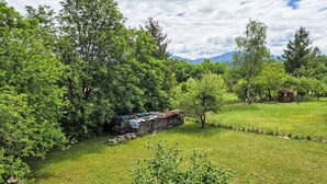 A park with a small wooden structure, a grassy field, and trees. - Haus Kühnsdorf by Interhome (Klopeiner See)