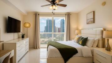 Tabla de planchar con plancha, wifi gratis y ropa de cama