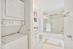 Hair dryer, towels, soap, shampoo - Stylish 1BR in Brickell Drive - Free Parking (Miami)
