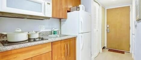 Coffee/tea maker, fridge, microwave, oven