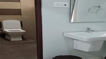 Quarto standard | Banheiro | Toalhas de banho, sabonete, shampoo