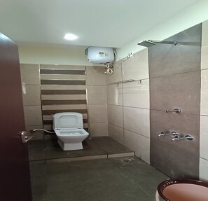 Standardzimmer | Badezimmer | Handtücher, Seife, Shampoo