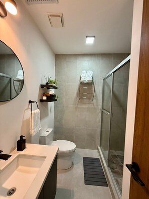Hair dryer, towels, soap, toilet paper - San Benito Studio - Dining, Nightlife, Cowork + Breakfast (San Salvador)