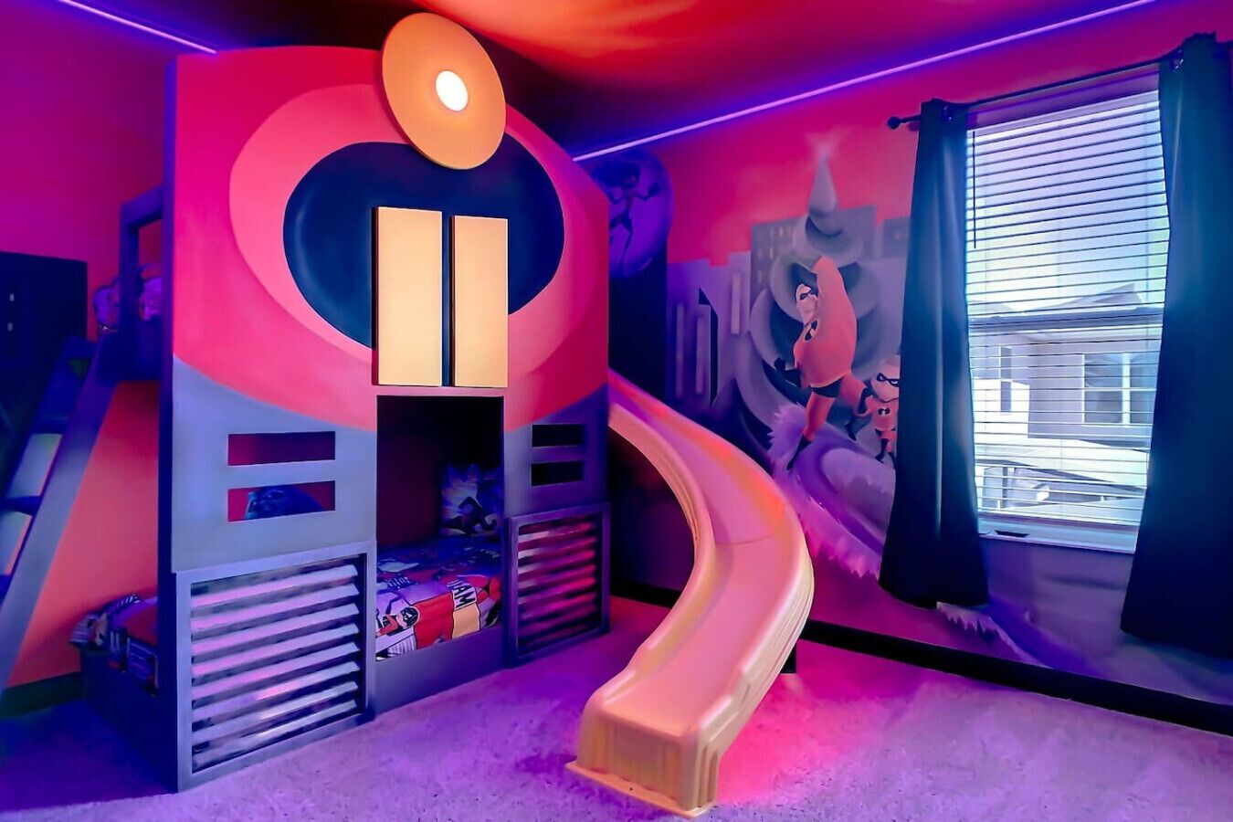 Une pièce avec un toboggan incurvé, une décoration murale en forme de cœur et une fenêtre avec des rideaux.