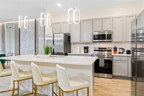 Fridge, microwave, oven, stovetop - Sleep 25 Seaworld Disney 10BD Lakeview Pool Resort (Orlando)