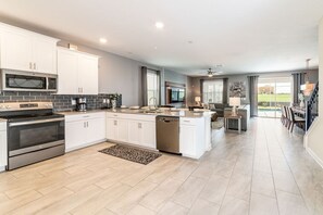Fridge, microwave, oven, stovetop - SLEEP 20 DisneyVilla 9BD Resort Waterpark Pool Spa (Kissimmee)