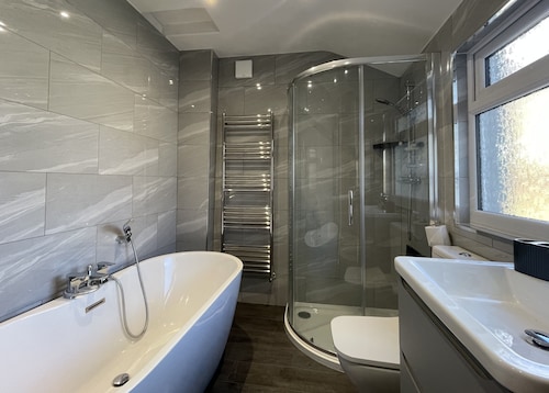 Ruby's Cottage -  a house that sleeps 4 guests  in 2 bedrooms