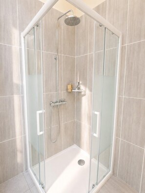 Shower, hair dryer, towels - Appartement 6 personnes  – Châtellerault (Châtellerault)