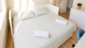 A bedroom with a bed, a desk, and a chair. - Appartement 6 personnes  – Châtellerault (Châtellerault)