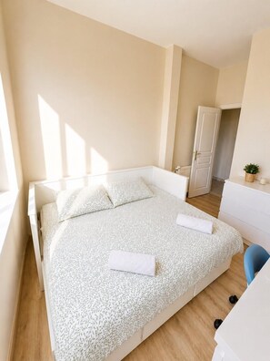 Desk, iron/ironing board, free WiFi, bed sheets - Appartement 6 personnes  – Châtellerault (Châtellerault)