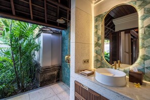 Bathroom | Hair dryer, towels, soap, shampoo - The Suaka Bali Aga (Badung)
