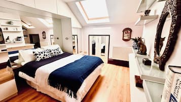 3 bedrooms, iron/ironing board, WiFi (free), bed sheets