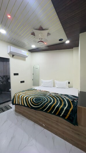 Deluxe Double Room | Desk, free WiFi, bed sheets - Maa Aashray (Ujjain)