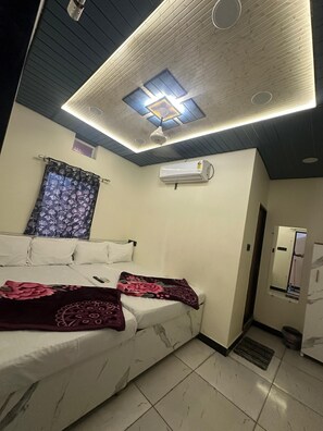Deluxe Triple Room | Desk, free WiFi, bed sheets - Maa Aashray (Ujjain)