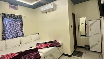 Deluxe driepersoonskamer | Een bureau, gratis wifi, beddengoed