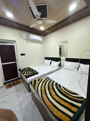 Habitación cuádruple Deluxe | Escritorio, wifi gratis, ropa de cama