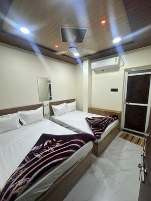 Habitación cuádruple Deluxe | Escritorio, wifi gratis, ropa de cama