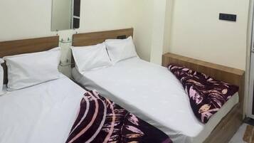 Habitación cuádruple Deluxe | Escritorio, wifi gratis, ropa de cama
