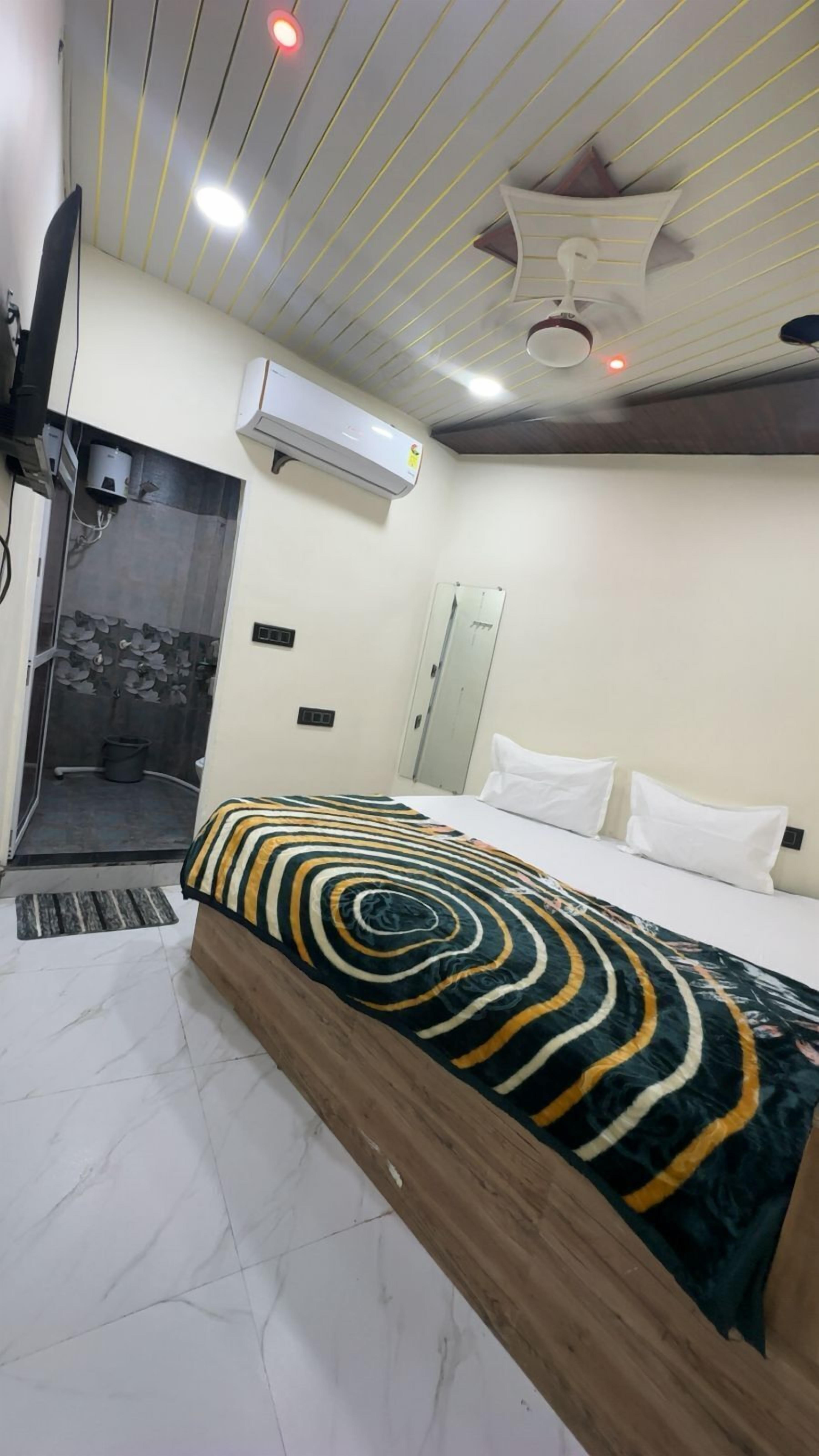 Deluxe Double Room | Desk, free WiFi, bed sheets