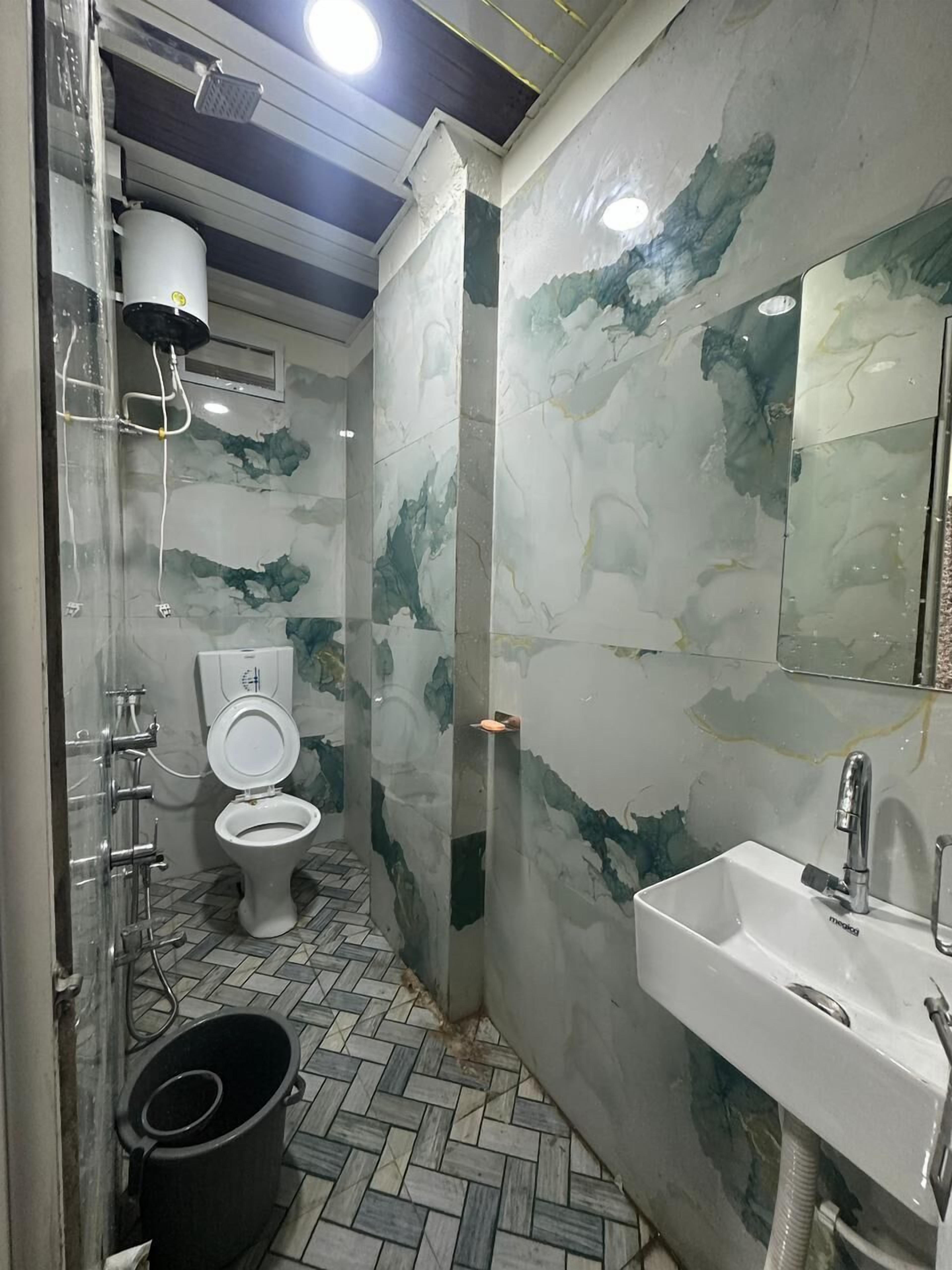 Deluxe tweepersoonskamer | Badkamer | Een douche, gratis toiletartikelen, handdoeken, zeep