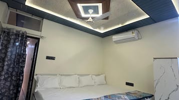 Deluxe Double Room | Desk, free WiFi, bed sheets