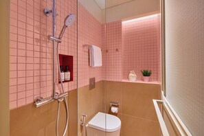 Studiolejlighed (Nano) | Badeværelse | Bruser, hårtørrer, bidet, håndklæder