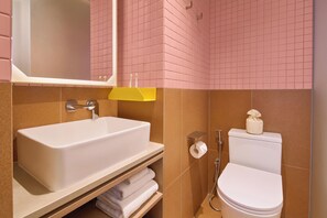 Studiolejlighed (Nano Plus) | Badeværelse | Bruser, hårtørrer, bidet, håndklæder