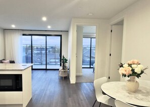 Interior - 2BR 2BA Modern Manor House - Steps from Monash Uni (Clayton)