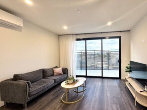 TV - 2BR 2BA Modern Manor House - Steps from Monash Uni (Clayton)