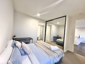 Een strijkplank/strijkijzer, wifi, beddengoed