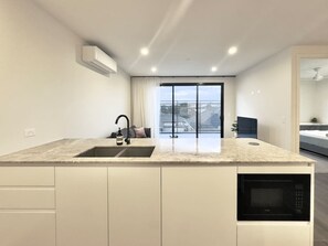 Interior - 2BR 2BA Modern Manor House - Steps from Monash Uni (Clayton)